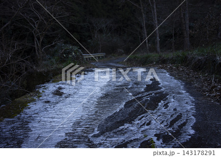 凍結した冬の山道と薄氷の風景 凍結した冬の山道と薄氷の風景 143178291