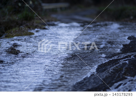 凍結した冬の山道と薄氷の風景 凍結した冬の山道と薄氷の風景 143178293