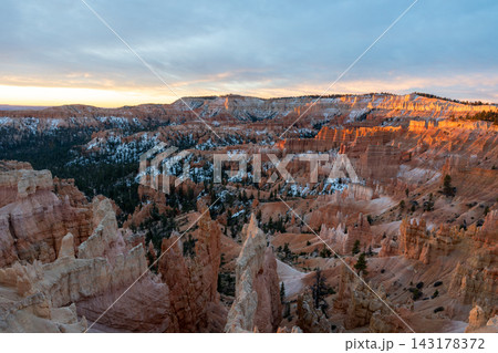 Stunning sunrise views of red rocks and hoodoos at Bryce Canyon National Park. 143178372