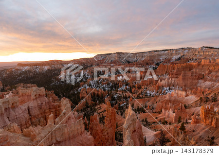Stunning sunrise views of red rocks and hoodoos at Bryce Canyon National Park. 143178379