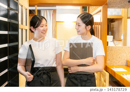 居酒屋で働く若い女性二人 143178729