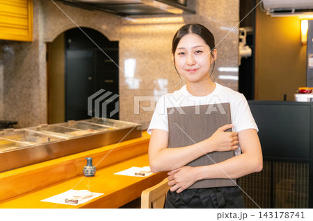 寿司屋で働く大学生の女性 寿司屋で働く大学生の女性 143178741