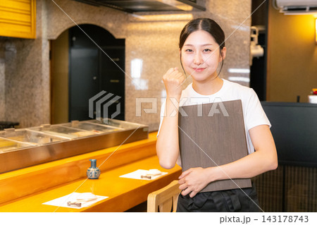 寿司屋で働く大学生の女性 寿司屋で働く大学生の女性 143178743