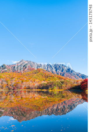 鏡池と戸隠山(秋) 鏡池と戸隠山(秋) 143178748