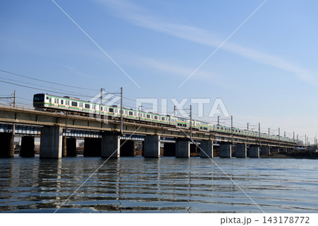 馬入川を渡る東海道本線の電車 143178772