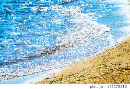 秋の小豆島のとある海岸で波音を聞いた砂浜と穏やかな波 秋の小豆島のとある海岸で波音を聞いた砂浜と穏やかな波 143178816