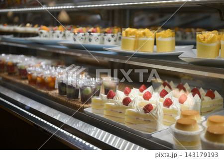 ケーキ屋さんで並ぶケーキ ケーキ屋さんで並ぶケーキ 143179193