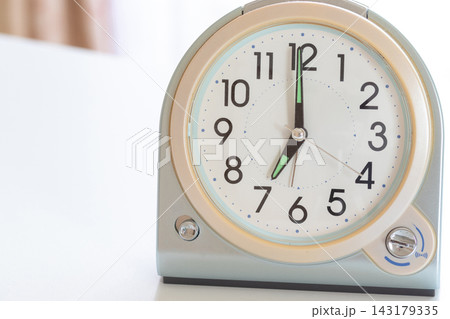 机の上の置き時計 机の上の置き時計 143179335