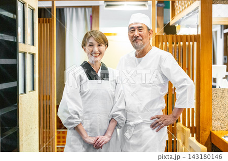 お店を切り盛りするシニアの夫婦 お店を切り盛りするシニアの夫婦 143180146