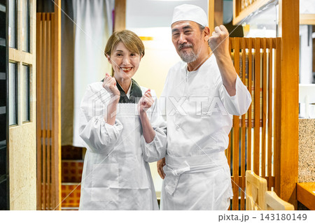 お店を切り盛りするシニアの夫婦 143180149