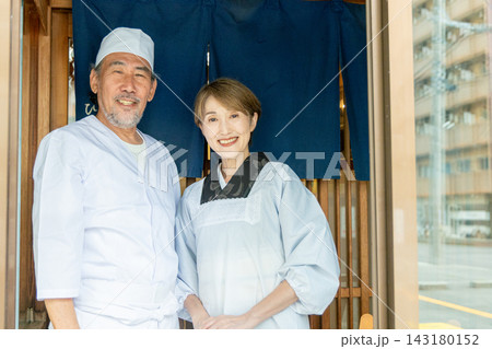 料亭で働くシニア夫婦 料亭で働くシニア夫婦 143180152