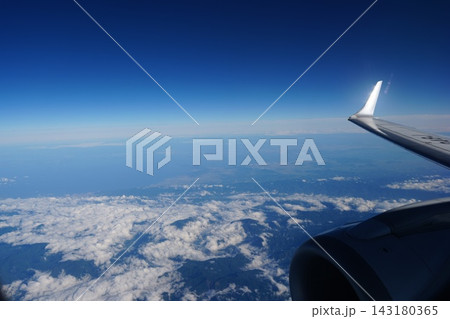 飛行機から見た空 143180365