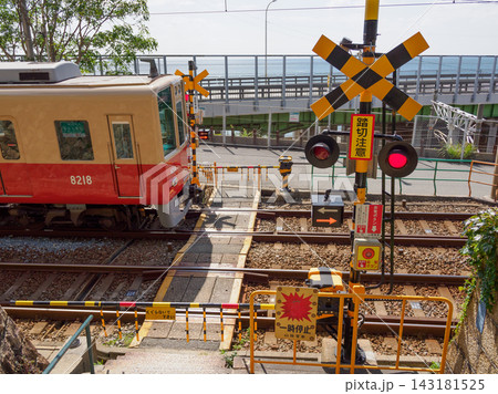 神戸市垂水区にある旧グッゲンハイム邸前にある塩屋東第一踏切前を通過する山陽電車 143181525