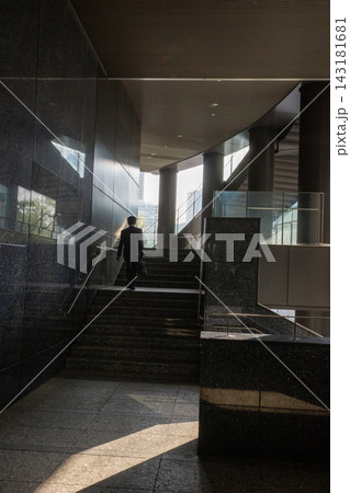 オフィスビルの階段を登る・港区 オフィスビルの階段を登る・港区 143181681