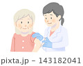 白衣を着た女性の医師から予防接種を受けるシニア女性 143182041