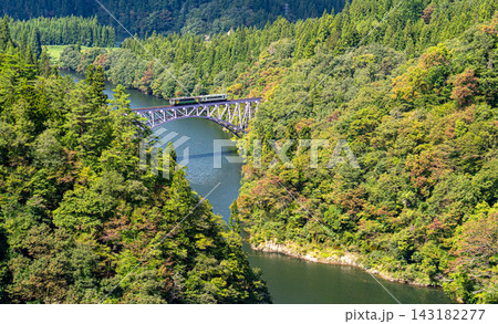 初秋のJR只見線、第一只見川橋梁を訪ねて 143182277