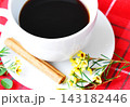 コーヒーと血行促進にも役立つシナモンスティックと秋のワックスフラワー 143182446