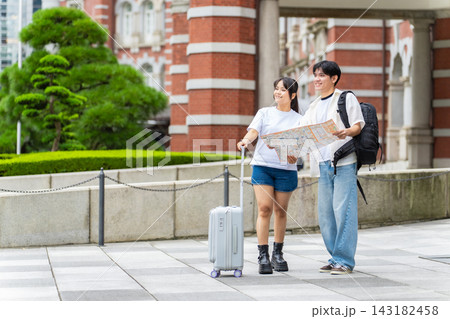 地図を見るアジア人観光客のカップル。旅行、観光、ガイドマップ、インバウンド、笑顔、外国人、観光地 143182458