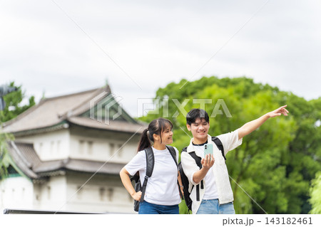 日本の観光地を旅行するアジア人観光客のカップル。インバウンド、観光、名所、スマホ、アプリ、口コミ 日本の観光地を旅行するアジア人観光客のカップル。インバウンド、観光、名所、スマホ、アプリ、口コミ 143182461