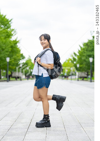 街を歩くアジア人女性観光客。旅行、観光、楽しい、公園、自然、快適、安全、安心、インバウンド 143182465