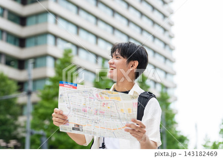 地図を見て旅行するアジア人観光客。インバウンド、笑顔、ガイドマップ、日本、東京、ツアー、外国人、案内 143182469