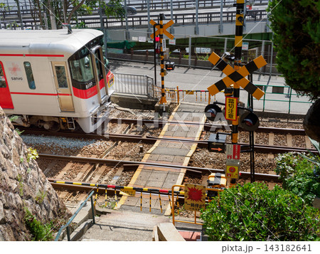 神戸市垂水区にある旧グッゲンハイム邸前にある山陽電鉄の塩屋東第一踏切を通過する電車 143182641