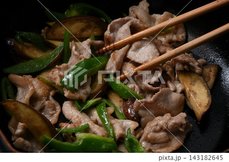 茄子とピーマンと豚肉をフライパンで炒めている様子 茄子とピーマンと豚肉をフライパンで炒めている様子 143182645