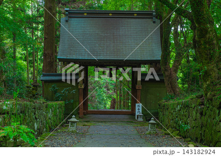 両子寺の山門と参道 143182924
