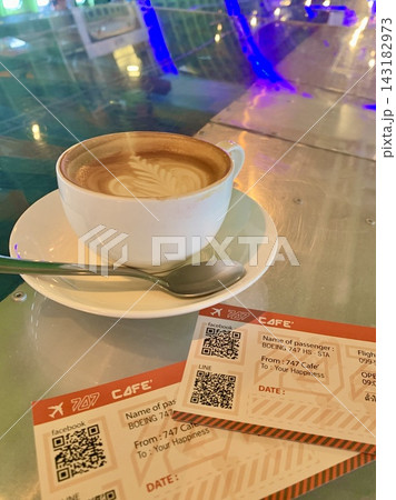 タイのカフェ店内で飲むコーヒー タイのカフェ店内で飲むコーヒー 143182973