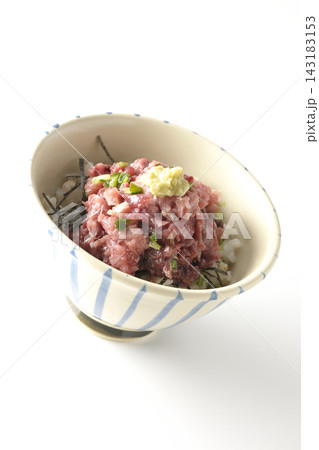 鮪丼を白背景で撮影 鮪丼を白背景で撮影 143183153