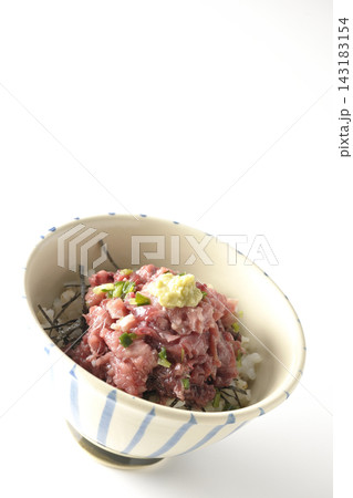 鮪丼を白背景で撮影 鮪丼を白背景で撮影 143183154
