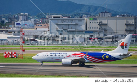 福岡空港B滑走路上のマレーシア航空ボーイング737-8型旅客機 福岡空港B滑走路上のマレーシア航空ボーイング737-8型旅客機 143183208