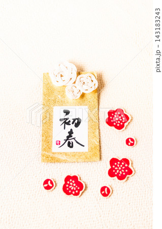 背景素材・紅梅と初春の小さな掛け軸 143183243