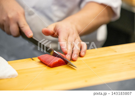 マグロの刺身を引く 143183807