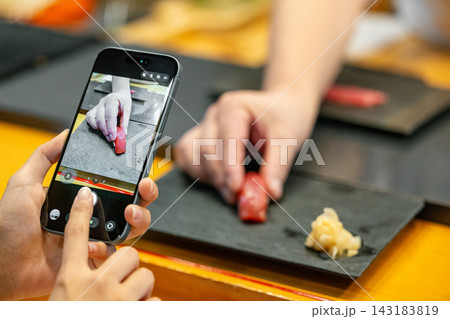 高級寿司に来て記念にスマホで撮影をする女性の手元 高級寿司に来て記念にスマホで撮影をする女性の手元 143183819