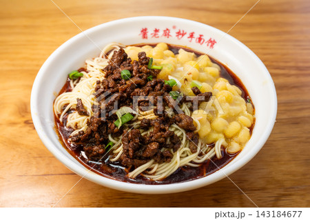 本場・中国重慶の重慶小麺　エンドウ豆とたっぷりの肉味噌が乗った豌雑面 143184677