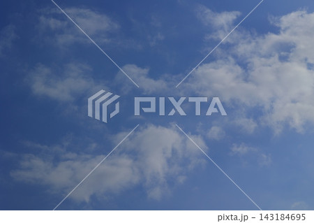 青空に浮かぶ白い雲 青空に浮かぶ白い雲 143184695