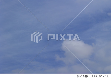 青空に浮かぶ白い雲 143184764