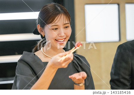 寿司屋でマグロを食べる若い女性 寿司屋でマグロを食べる若い女性 143185416