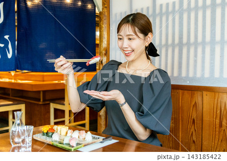 寿司屋で一人ランチを楽しむ若い女性 143185422