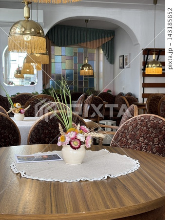 ドイツの小さな街のパン屋カフェにテーブルのある景色 ドイツの小さな街のパン屋カフェにテーブルのある景色 143185852