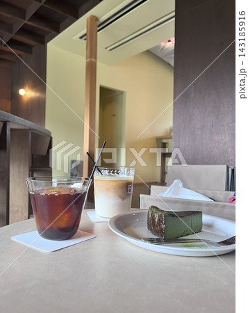 古民家カフェでコーヒーと抹茶ケーキ 古民家カフェでコーヒーと抹茶ケーキ 143185916