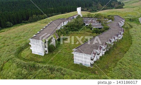 阿蘇の草原に残された未成のホテル跡 143186017
