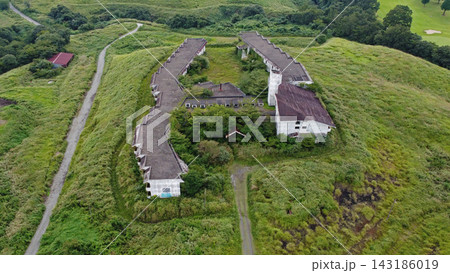 阿蘇の草原に残された未成のホテル跡 143186019