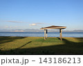 平舘海水浴場の夕暮れのあずまや 143186213