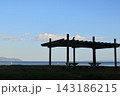 平舘海水浴場の夕暮れのあずまや 143186215