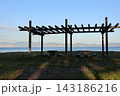 平舘海水浴場の夕暮れのあずまや 143186216