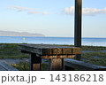 平舘海水浴場の夕暮れのあずまや 143186218
