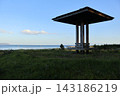 平舘海水浴場の夕暮れのあずまや 143186219