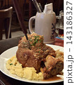 ドイツ伝統料理schweinshaxe豚肉料理 143186327